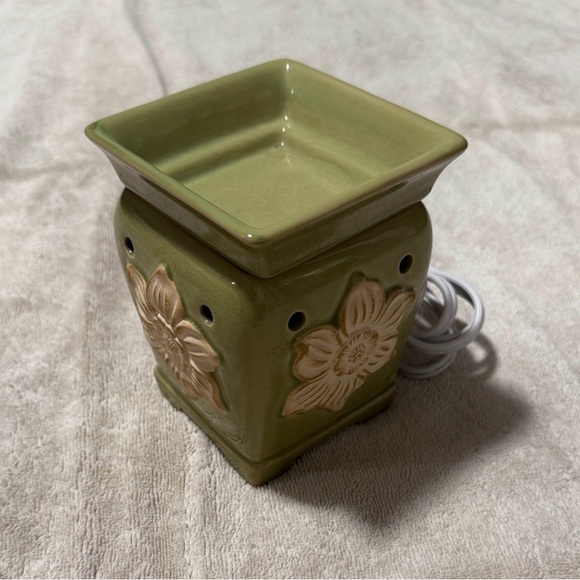 Scentsy Green Floral Electric Wax Warmer - Picture 4 of 5